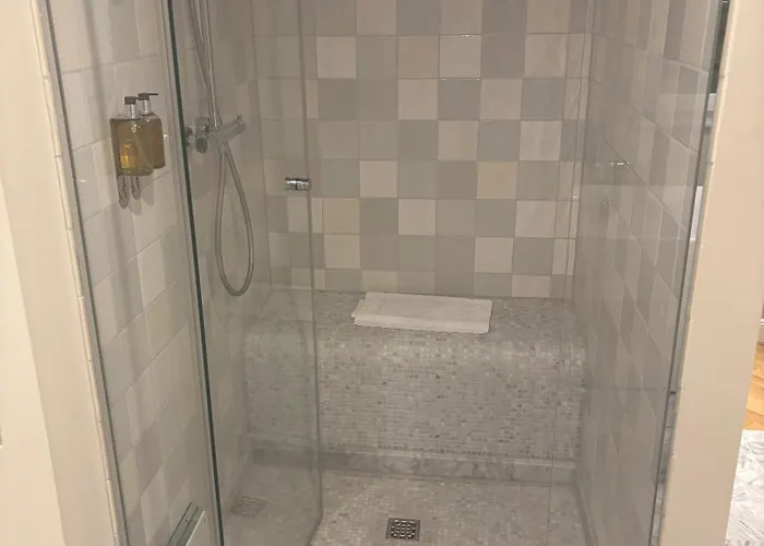 מלון Mimosa House 3*